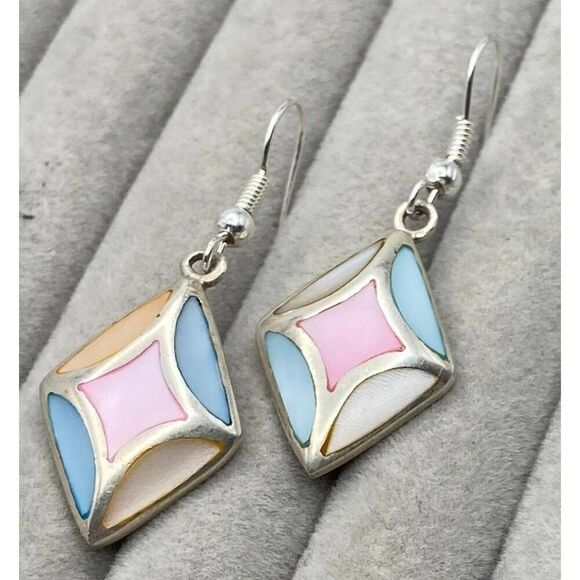 Gorgeous Vintage 925 Sterling Silver Inlaid Pastel MOP Wire Earrings - Picture 2 of 4